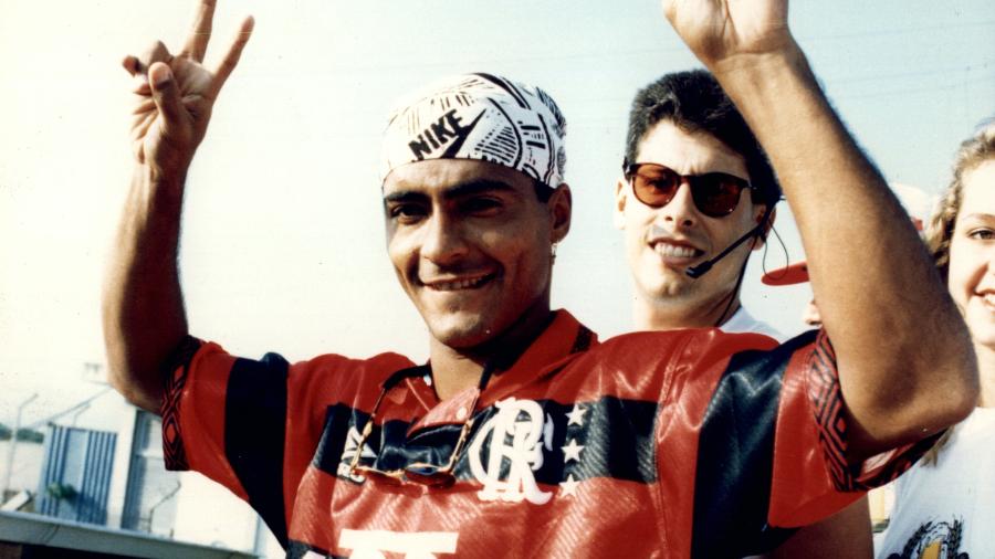 Romário posa para os fotógrafos na chegada ao Flamengo, em janeiro de 1995 - Patrícia Santos/Folhapress