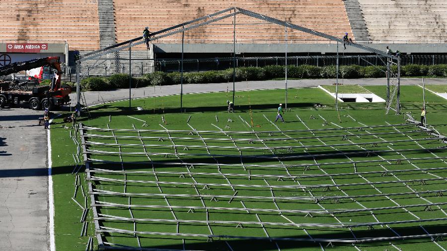 Gramado do Pacaembu recebe estruturas para ter leitos hospitalares - ALE VIANNA/ALTAPHOTO/ESTADÃO CONTEÚDO