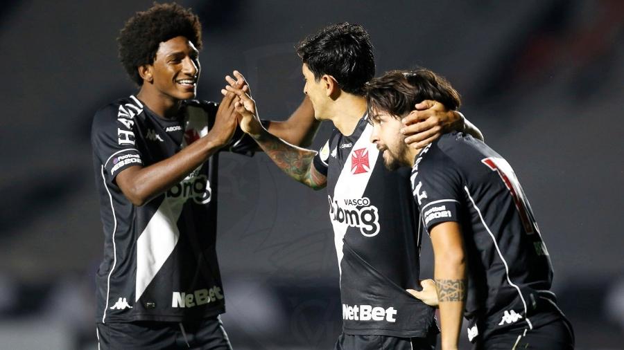 Germán Cano (centro) é festejado por Talles Magno e Benítez após fazer seu gol pelo Vasco sobre o Athletico - Rafael Ribeiro / Vasco