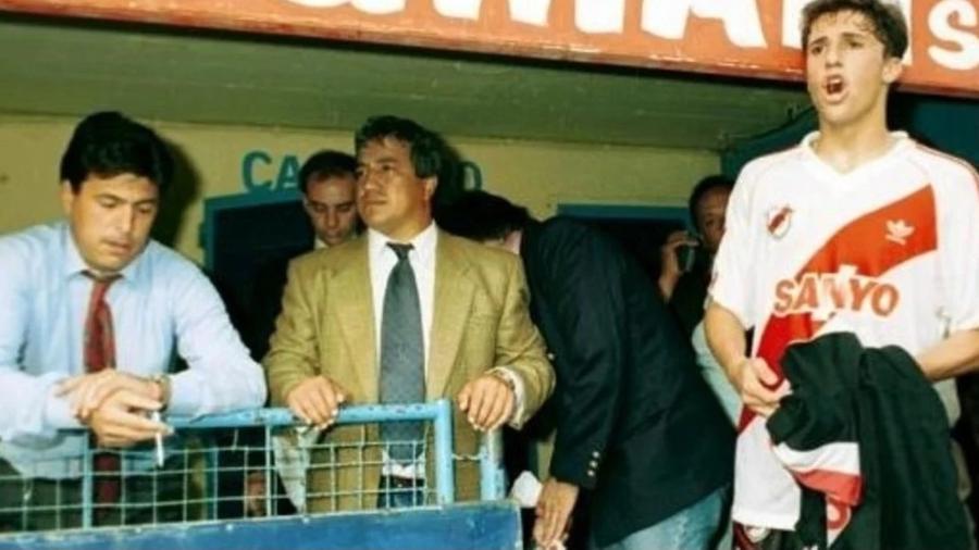 Daniel Passarella (e seu inseparável cigarro), Tolo Gallego e Hernán Crespo na Bombonera em 1994 - Reprodução Clarín