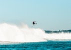 Tubarão aparece a 20m de surfista e etapa do Mundial de surf é paralisado - WSL / CAIT MIERS