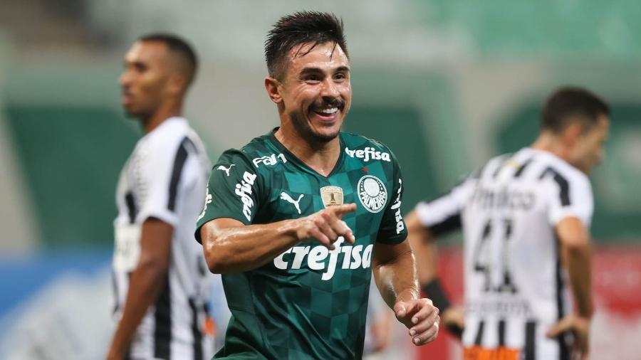 Willian faz o segundo gol do Palmeiras contra o Santos, pelo Paulistão - Cesar Greco