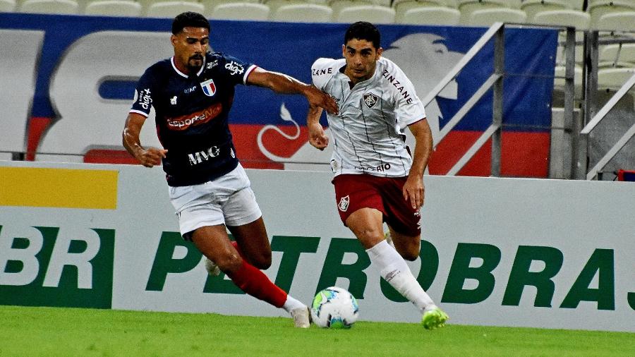 Michel Araujo, do Fluminense, conduz a bola no duelo com o Fortaleza, na Arena Castelão, no Brasileiro 2020 - Mailson Santana / Fluminense FC