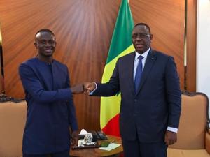 Sadio Mané ao lado do presidente do Senegal, Macky Sall - Divulgação - Divulgação