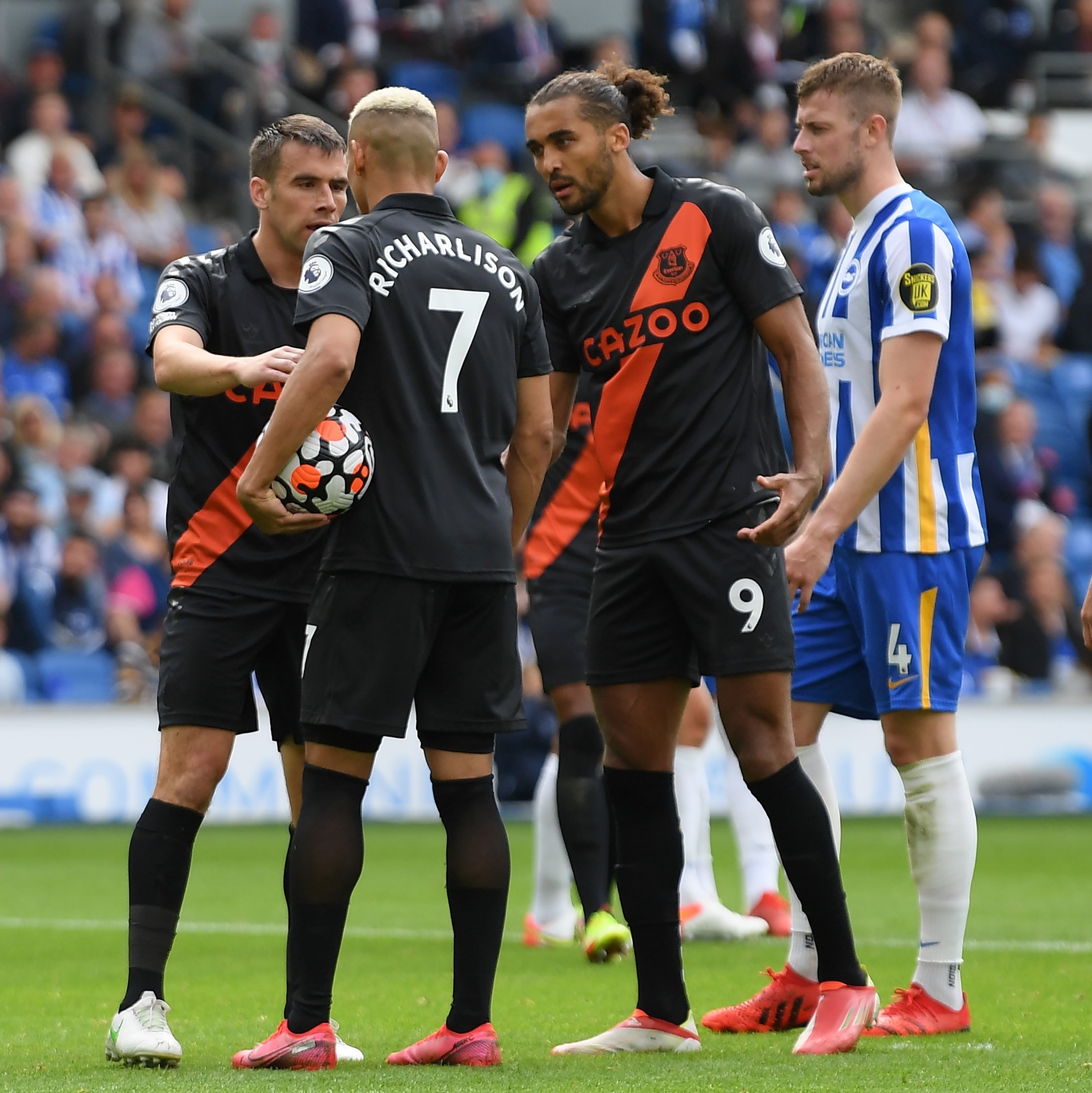 Richarlison se desculpa por expulsão no empate do Everton: Cometi