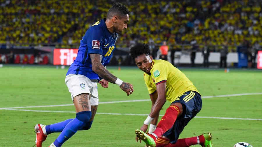 Raphinha dribla jogador da Colômbia durante partida da seleção pelas Eliminatórias - Juan Barreto/AFP