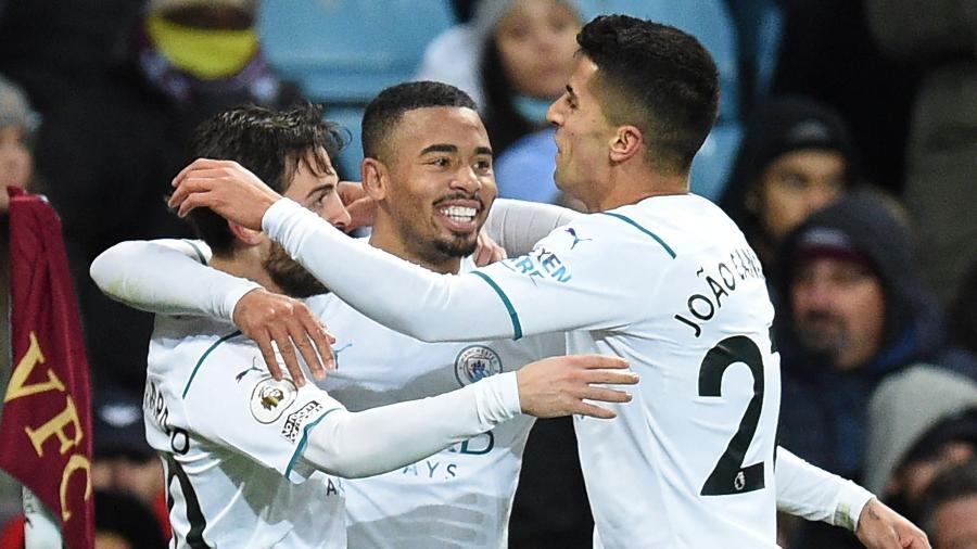 Gabriel Jesus comemora o gol de Bernardo Silva na partida entre Manchester City e Aston Villa - AFP