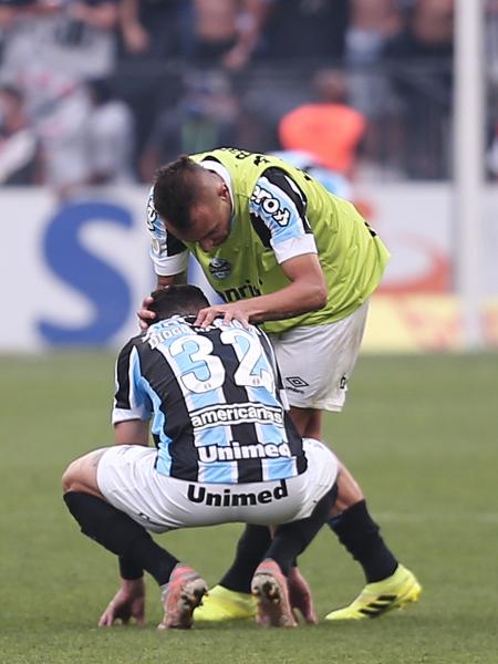 Diogo Barbosa é consolado após o Grêmio sofrer empate no fim contra o Corinthians - Ettore Chiereguini/AGIF