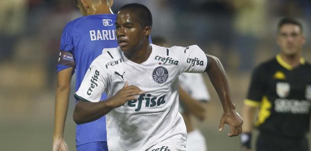 Endrick, do Palmeiras, comemora após marcar golaço em partida contra o Oeste na Copinha