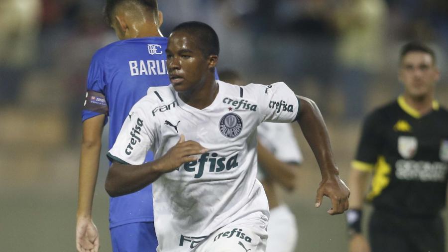 Endrick, do Palmeiras, comemora após marcar golaço em partida contra o Oeste na Copinha - FERNANDO ROBERTO/ESTADÃO CONTEÚDO