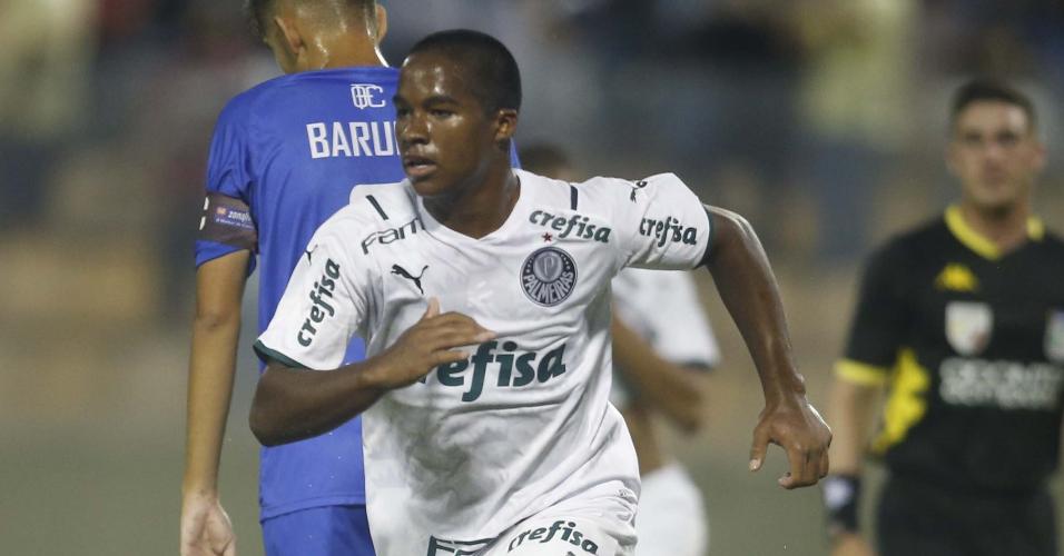 Endrick, do Palmeiras, comemora após marcar golaço em partida contra o Oeste na Copinha