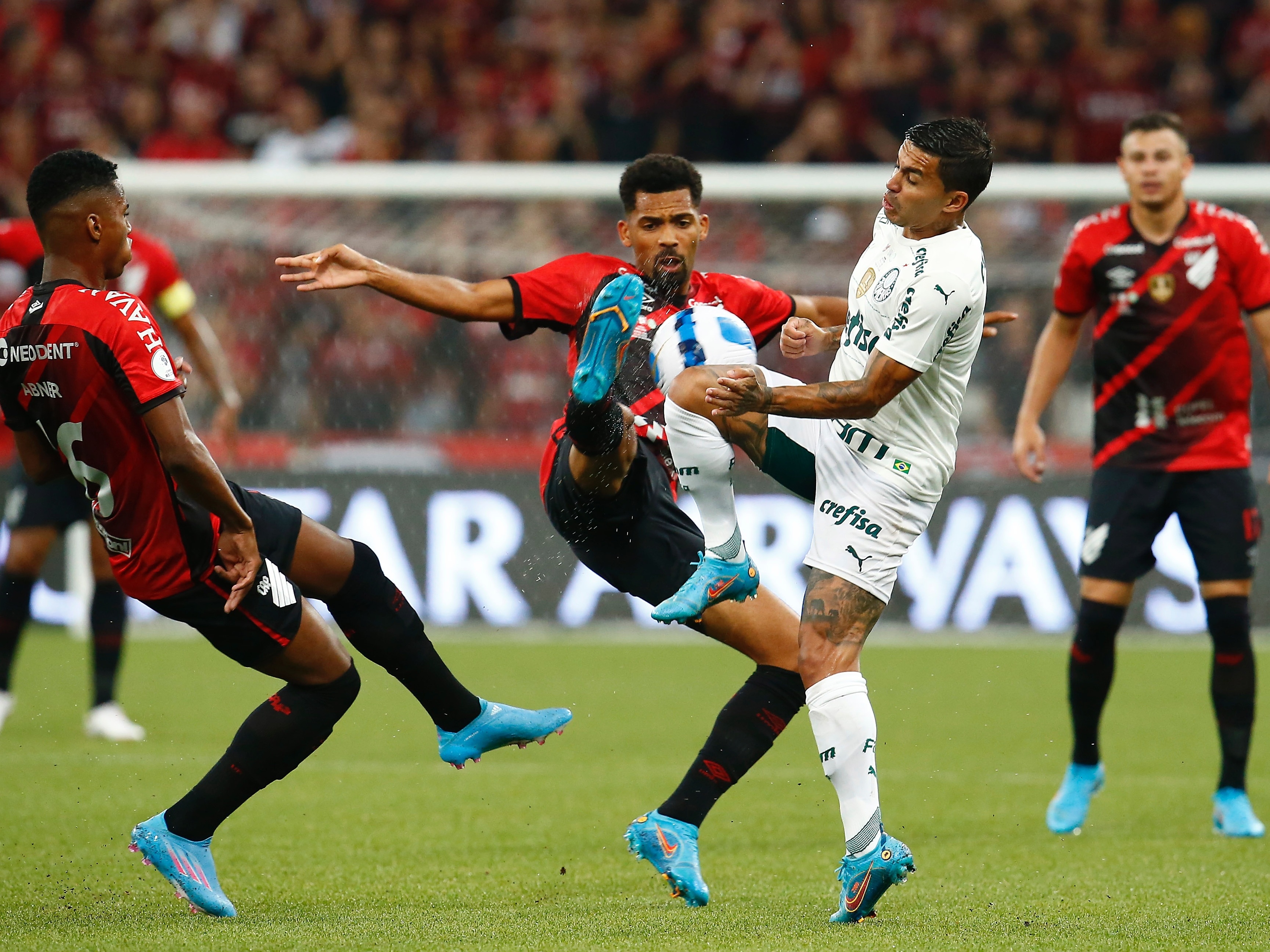 Fluminense toma gol no fim e fica no empate contra o Athletico-PR