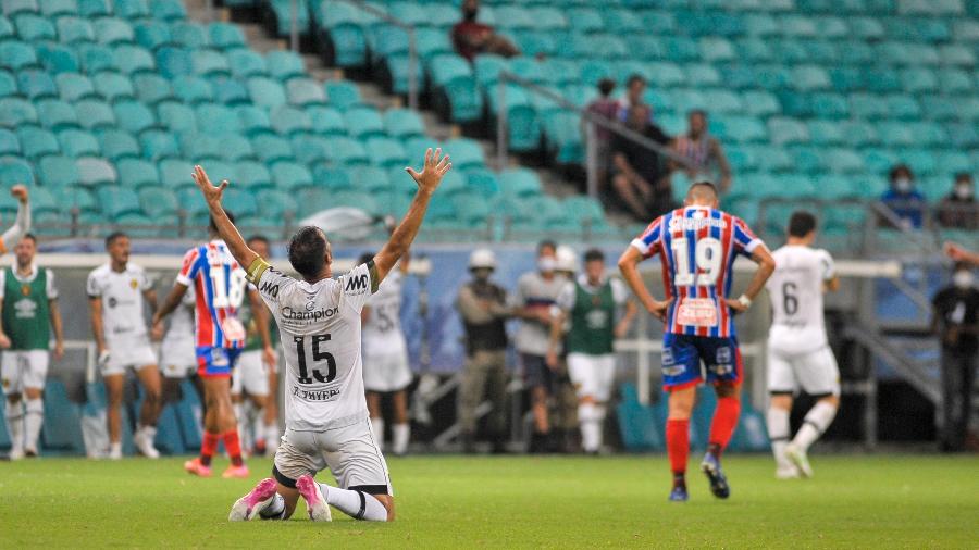 Jogadores do Sport comemoram vitória ao final da partida contra o Bahia - Jhony Pinho/AGIF