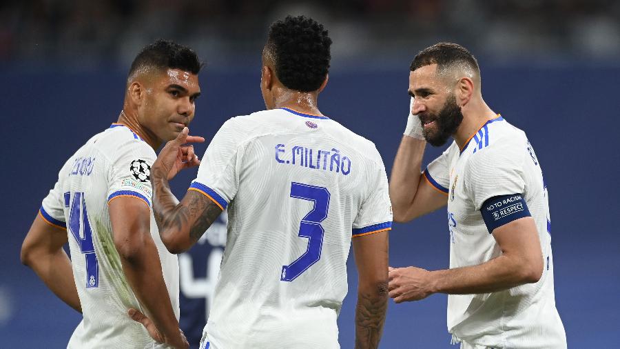 Casemiro, Militão e Benzema conversam em maio, quando os três ainda jogavam juntos no Real - Michael Regan/Getty Images