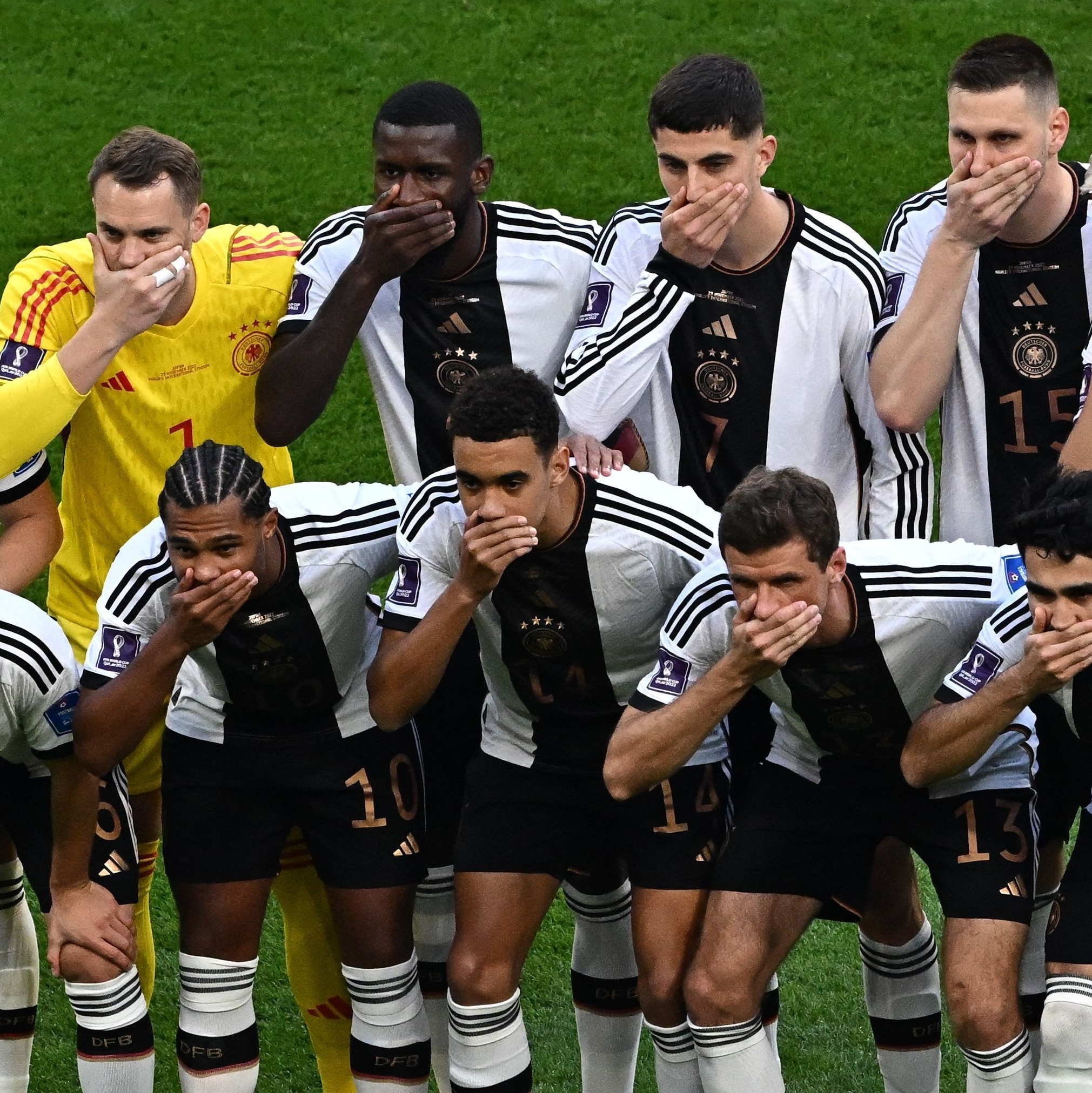 Jogadores da Alemanha protestam contra proibição da Fifa de usar braçadeira  One Love - Folha PE