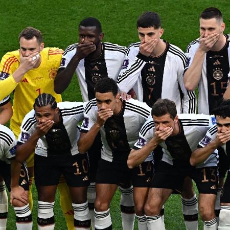 Jogadores da Alemanha protestam antes de início da partida contra o Japão - Anne-Christine POUJOULAT / AFP
