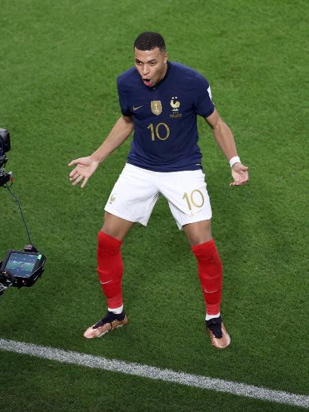 Kylian Mbappé comemora seu segundo gol contra a Polônia - Michael Steele/Getty Images