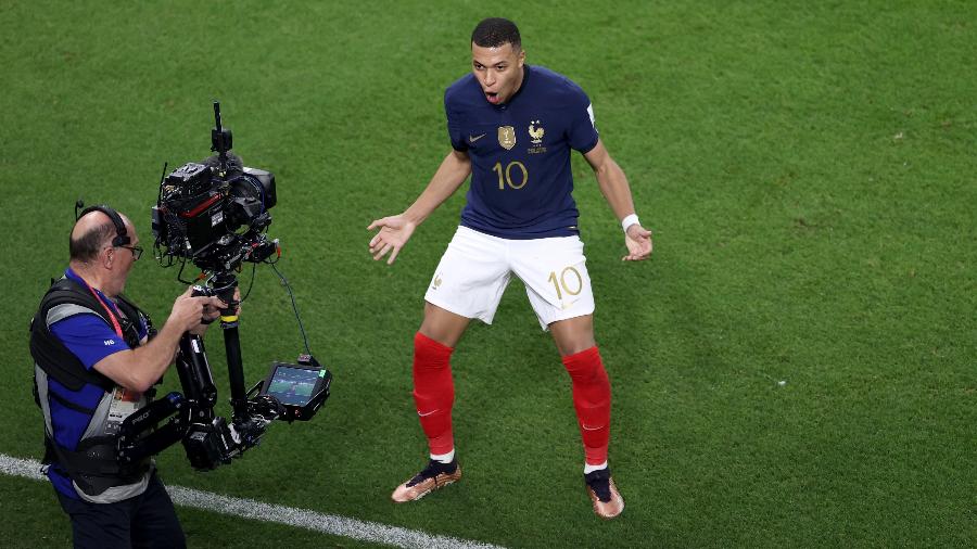 Kylian Mbappé comemora seu segundo gol contra a Polônia, em partida válida pelas oitavas de final da Copa do Qatar - Michael Steele/Getty Images