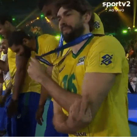 Lucão, jogador de vôlei da seleção brasileira, faz gesto obsceno no Mundial - Reprodução/Twitter