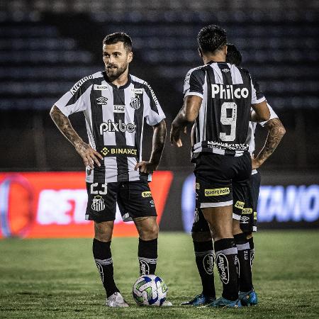 Lucas Lima, do Santos, em ação contra o Ceilândia, pela Copa do Brasil - Raul Baretta/Santos FC