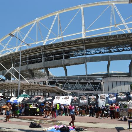 Fãs na fila para o show do RBD no Nilton Santos, estádio do Botafogo