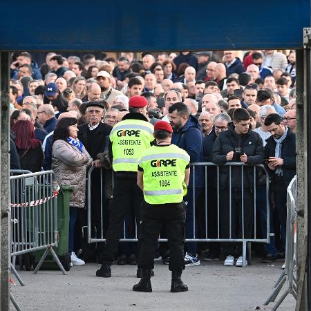 Torcedores esperando para entrar no Estádio Municipal de Famalicão para a partida do Famalicão contra o Sporting, pelo Campeonato Português