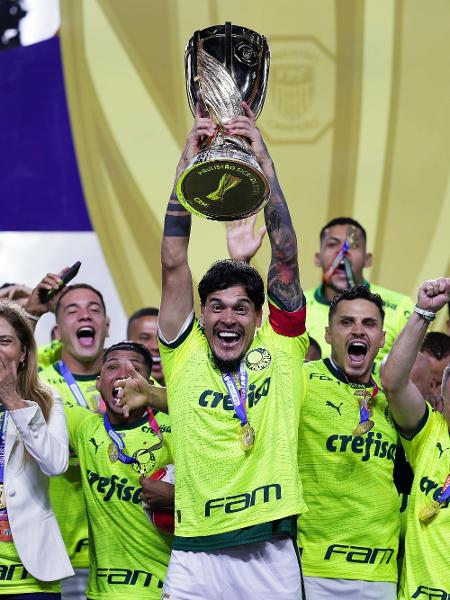 Gustavo Gómez, capitão do Palmeiras, levanta a taça de campeão paulista 2024