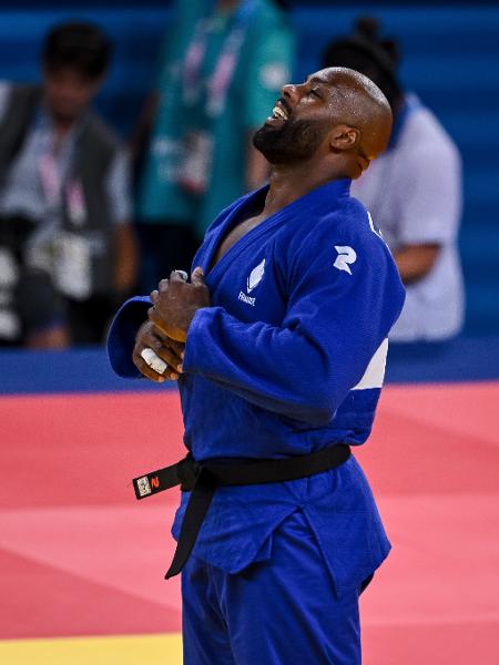 Teddy Riner comemora medalha de ouro no judô categoria acima de 100kg nas Olimpíadas