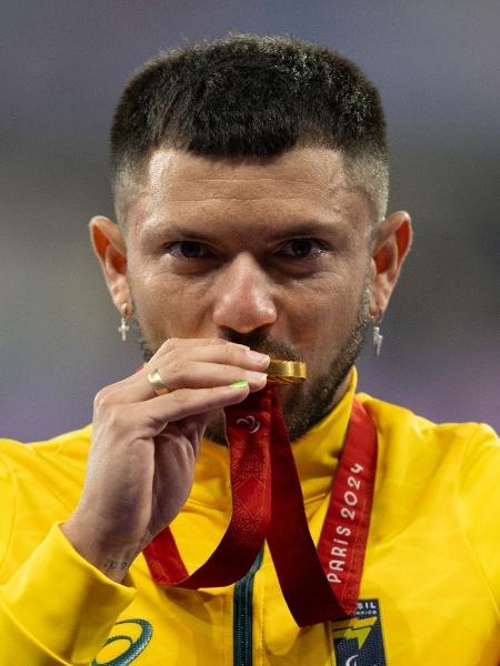 Petrúcio Ferreira, com sua terceira medalha de ouro paralímpica dos 100m na classe T47