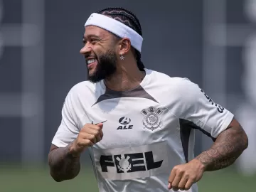 Corinthians: Depay não está 100%, mas empolga com finalizações em treinos