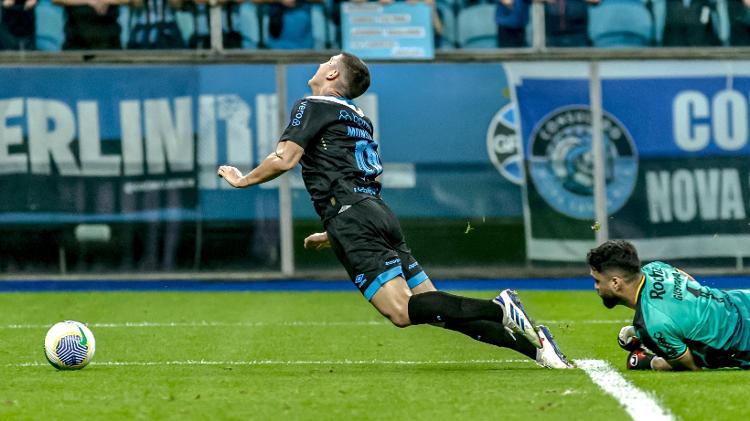 Monsalve tentou cavar pênalti durante Grêmio x Criciúma, duelo do Campeonato Brasileiro