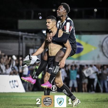 Denilson (sem camisa) e David Braga comemoram gol do Athletic sobre o Londrina