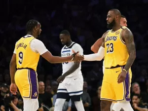 LeBron e Bronny James jogam juntos e fazem história na NBA