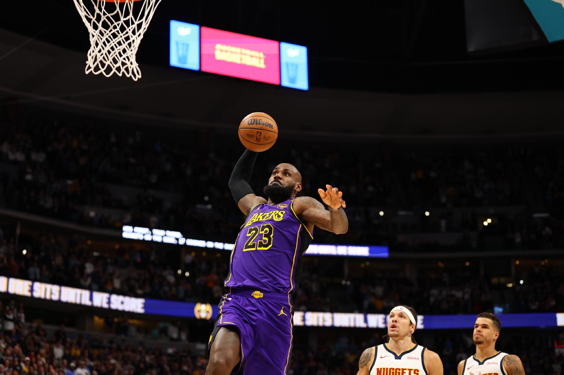 LeBron James, do Los Angeles Lakers, se prepara para enterrar em jogo contra o Denver Nuggets - undefined