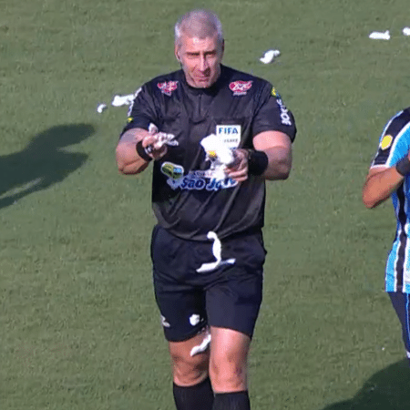 Daronco com seu spray de demarcação estourado durante Juventude x Grêmio Daronco com seu spray de demarcação estourado durante Juventude x Grêmio