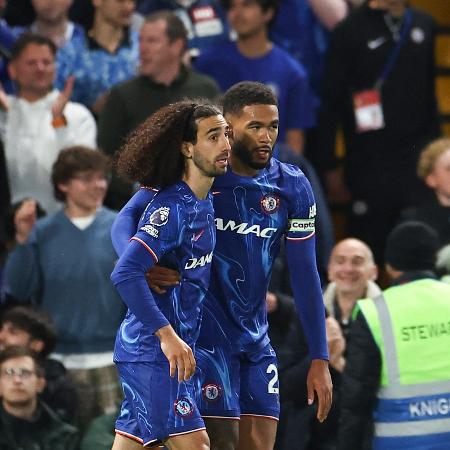 Cucurella comemora gol marcado pelo Chelsea contra o Manchester United, pelo Campeonato Inglês - HENRY NICHOLLS / AFP
