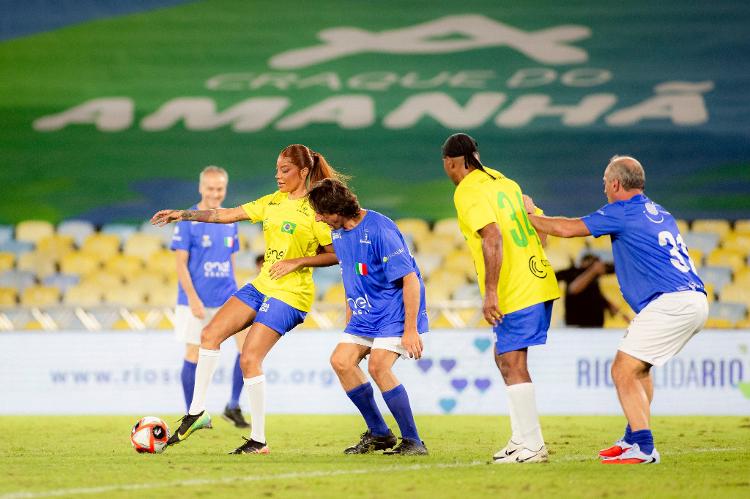 Cantora Ludmilla em ação no jogo beneficente entre lendas de Brasil e Itália Cantora Ludmilla em ação no jogo beneficente entre lendas de Brasil e Itália