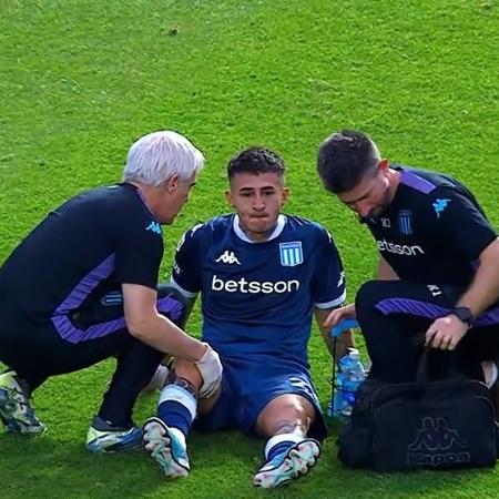 Gabriel Rojas, do Racing, cai em campo após sentir lesão em jogo contra o Banfield, pelo Argentino Gabriel Rojas, do Racing, cai em campo após sentir lesão em jogo contra o Banfield, pelo Argentino