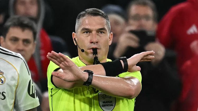 István Kovács gesticula após checar lance no VAR durante Liverpool x Real Madrid