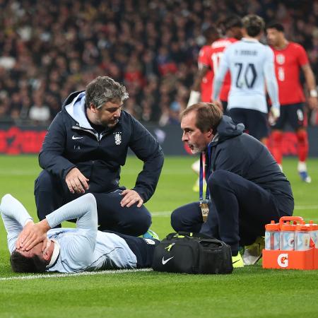 Piquerez, do Palmeiras, deixa o campo de maca no amistoso entre Uruguai e Inglaterra