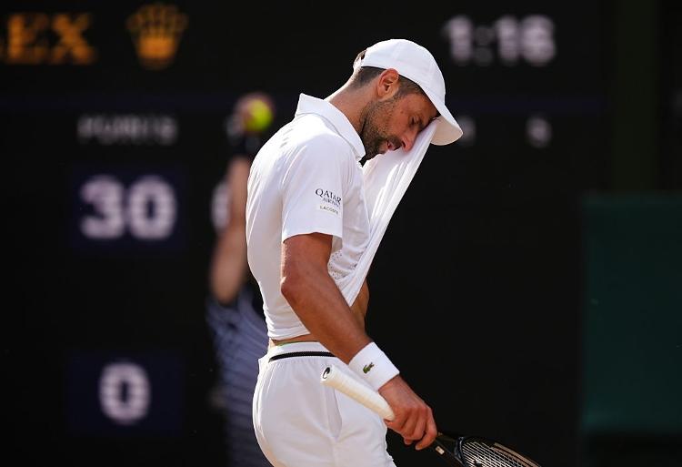 Sinner supera Djokovic e vai à final com Zverev em Wimbledon