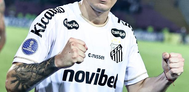 Santos blinda Escobar até 2027 entre necessidade do elenco e desconfiança da torcida