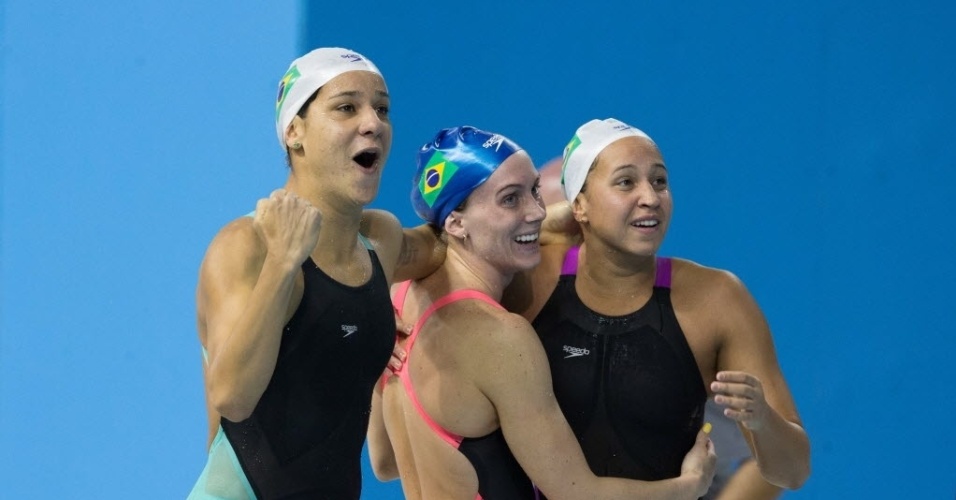 Brasileiras comemoram medalha de prata no revezamento 4x200