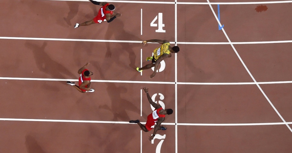 23.ago - Justin Gatlin (7), Tyson Gay (6) e Usain Bolt (5), na final dos 100 metros rasos do Mundial de Atletismo, em Pequim. O jamaicano venceu por pouco