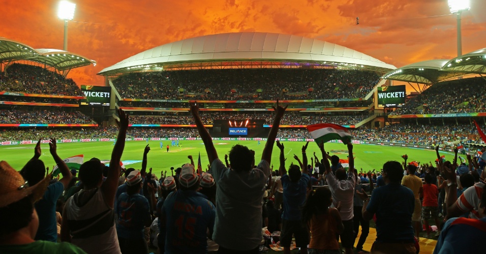 15.fev - Torcida do Paquistão vibra em partida contra a Índia, durante a Copa do Mundo de Cricket, sediada na Austrália