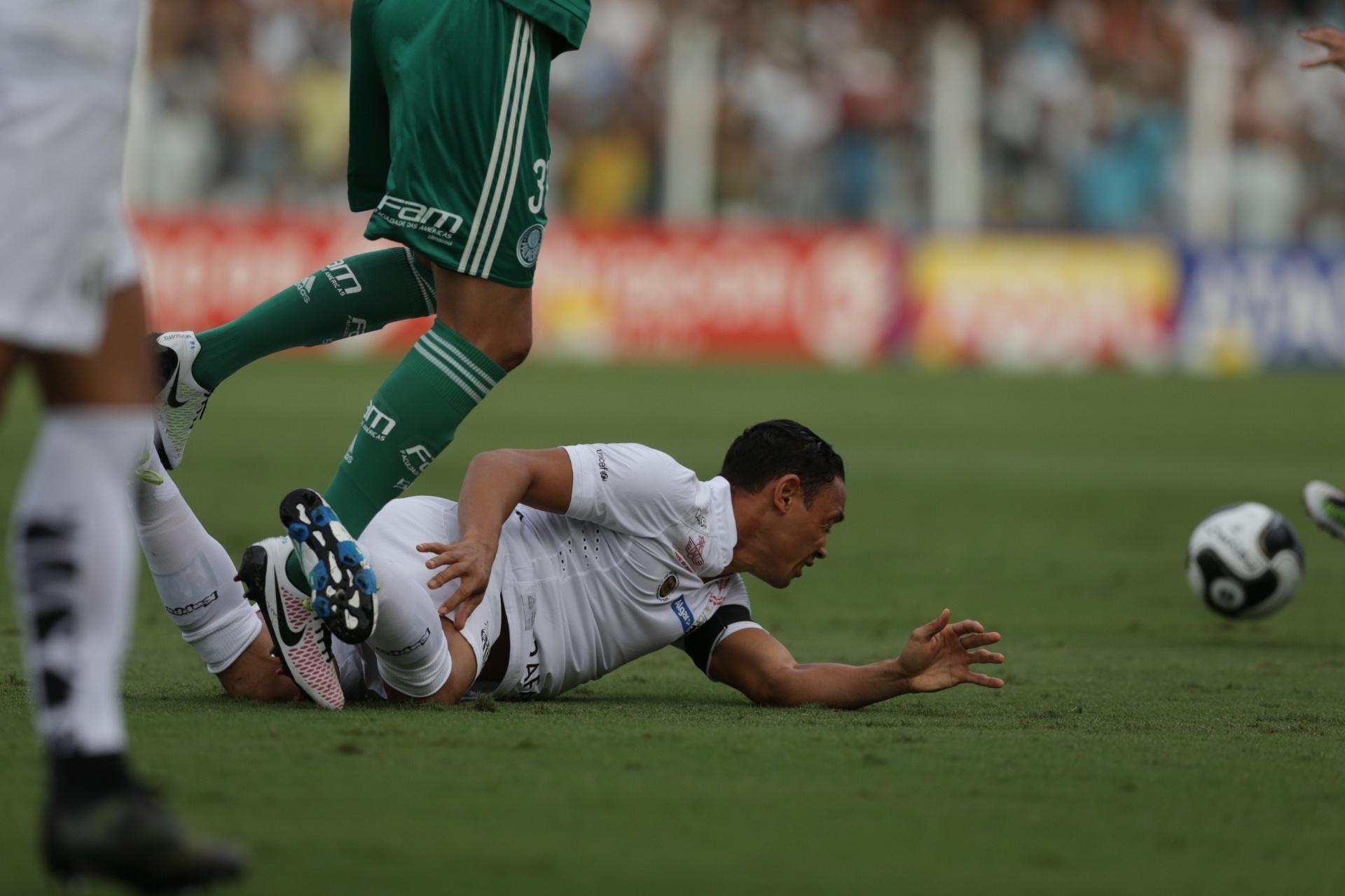 Ricardo Oliveira fica no chão depois de disputa de bola no jogo contra o Palmeiras, no Paulistão - Danilo Verpa/Folhapress