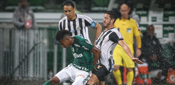 Tchê Tchê, do Palmeiras, disputa bola com Jean Mota, do Santos, observado por Ricardo Oliveira - Ricardo Nogueira/Folhapress - Ricardo Nogueira/Folhapress