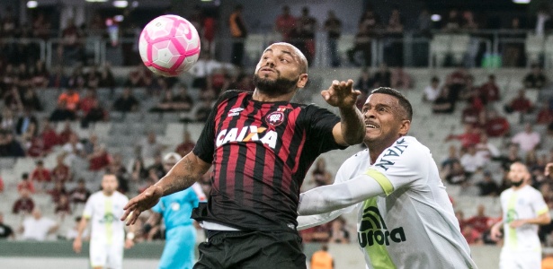 Jonathan e Reinaldo disputam bola - Cleber Yamaguchi/AGIF - Cleber Yamaguchi/AGIF