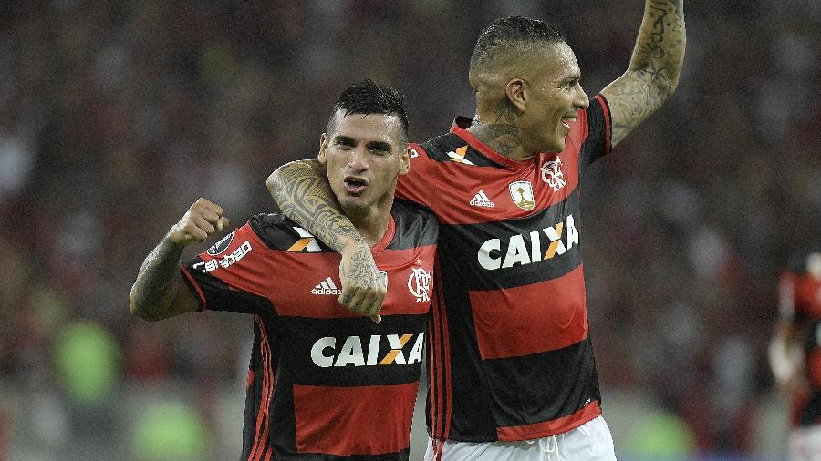 Miguel Trauco e Paolo Guerrero com a camisa do Flamengo - Alexandre Loureiro/Getty Images