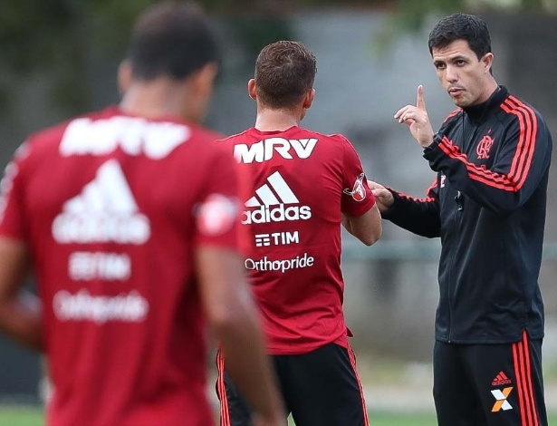 O técnico Maurício Barbieri orienta treino do Fla no Ninho do Urubu: hora da verdade - Gilvan de Souza/ Flamengo